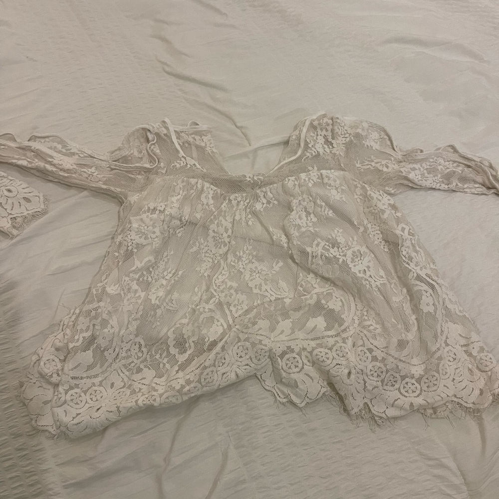 BEAUTIFUL WHITE LACE FLOWY TOP